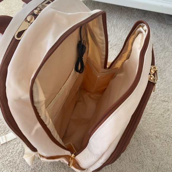 Beautiful Backpack - Picture 4 of 10